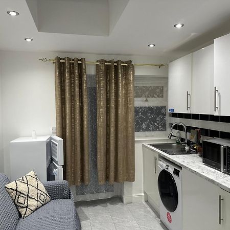4Th Studio Flat With Private Own Bathroom A London Luxury Family Home Setup And Furnished With Double Bed Plus A Double Futon-Sofa Bed A Single Futon Bed A Baby Cot And Garden And Free Parking Exterior photo