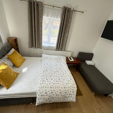 4Th Studio Flat With Private Own Bathroom A London Luxury Family Home Setup And Furnished With Double Bed Plus A Double Futon-Sofa Bed A Single Futon Bed A Baby Cot And Garden And Free Parking Exterior photo