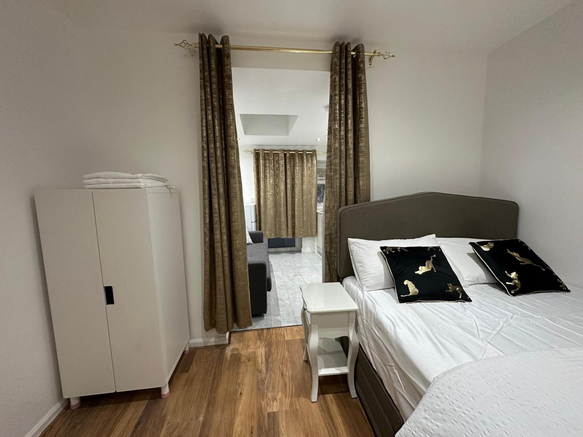 4Th Studio Flat With Private Own Bathroom A London Luxury Family Home Setup And Furnished With Double Bed Plus A Double Futon-Sofa Bed A Single Futon Bed A Baby Cot And Garden And Free Parking Exterior photo