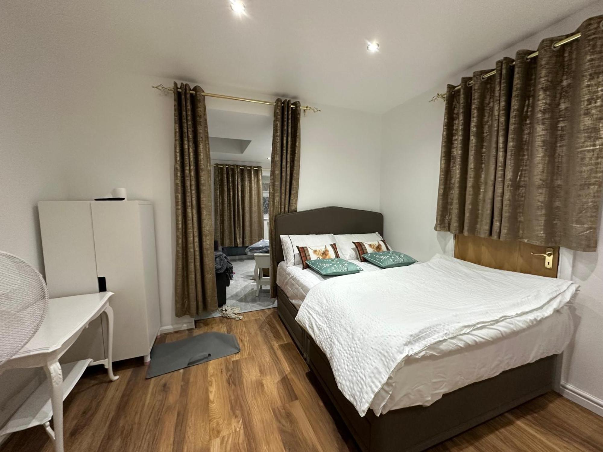4Th Studio Flat With Private Own Bathroom A London Luxury Family Home Setup And Furnished With Double Bed Plus A Double Futon-Sofa Bed A Single Futon Bed A Baby Cot And Garden And Free Parking Exterior photo