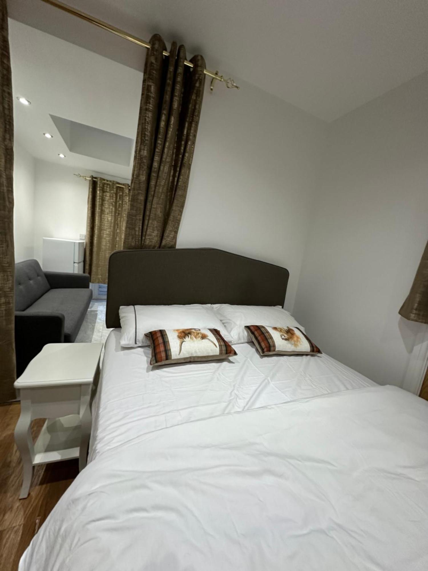4Th Studio Flat With Private Own Bathroom A London Luxury Family Home Setup And Furnished With Double Bed Plus A Double Futon-Sofa Bed A Single Futon Bed A Baby Cot And Garden And Free Parking Exterior photo
