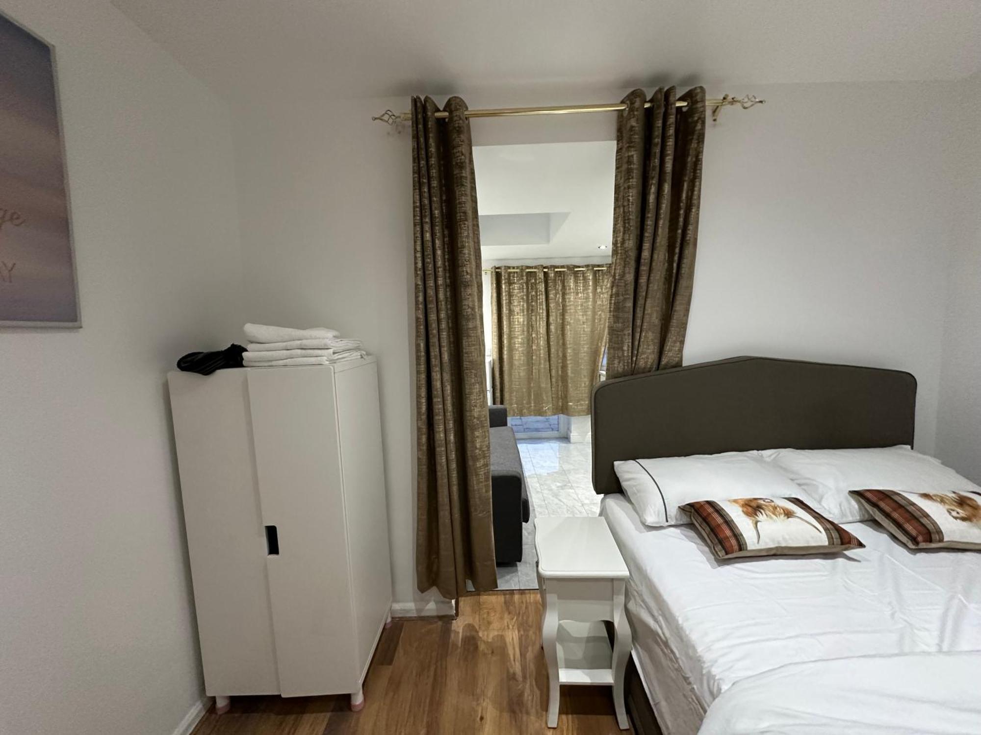 4Th Studio Flat With Private Own Bathroom A London Luxury Family Home Setup And Furnished With Double Bed Plus A Double Futon-Sofa Bed A Single Futon Bed A Baby Cot And Garden And Free Parking Exterior photo