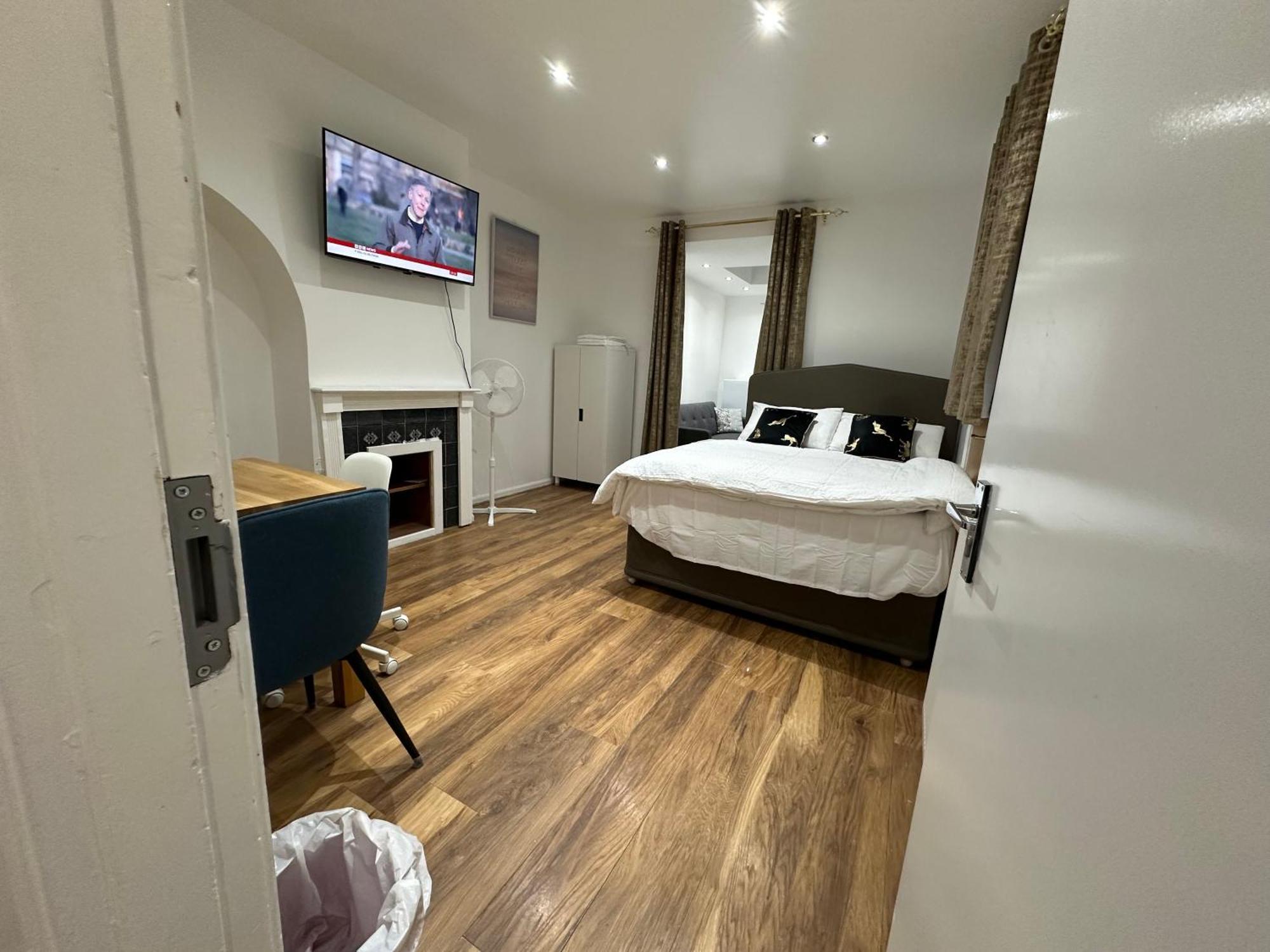 4Th Studio Flat With Private Own Bathroom A London Luxury Family Home Setup And Furnished With Double Bed Plus A Double Futon-Sofa Bed A Single Futon Bed A Baby Cot And Garden And Free Parking Exterior photo