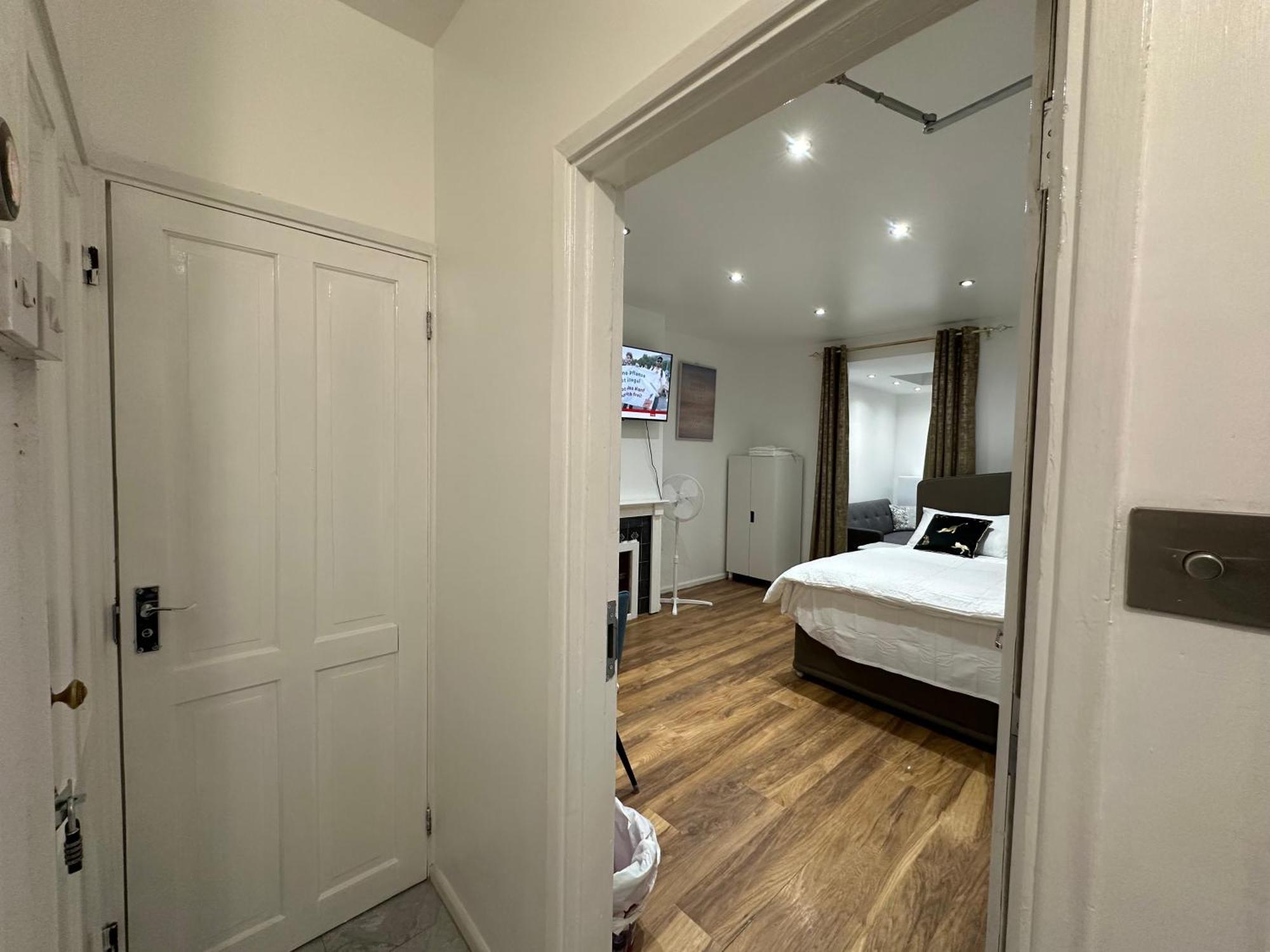 4Th Studio Flat With Private Own Bathroom A London Luxury Family Home Setup And Furnished With Double Bed Plus A Double Futon-Sofa Bed A Single Futon Bed A Baby Cot And Garden And Free Parking Exterior photo