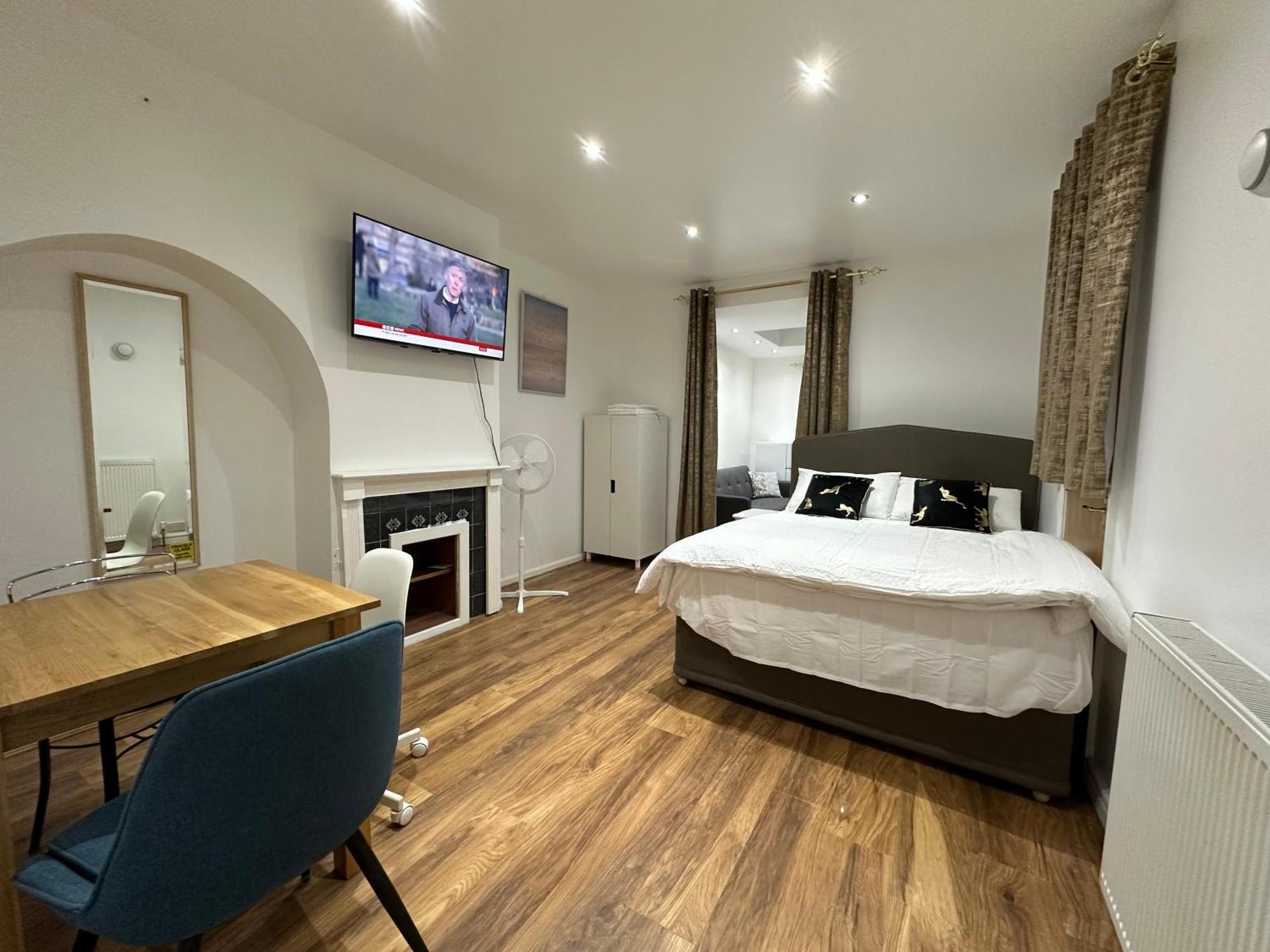 4Th Studio Flat With Private Own Bathroom A London Luxury Family Home Setup And Furnished With Double Bed Plus A Double Futon-Sofa Bed A Single Futon Bed A Baby Cot And Garden And Free Parking Exterior photo