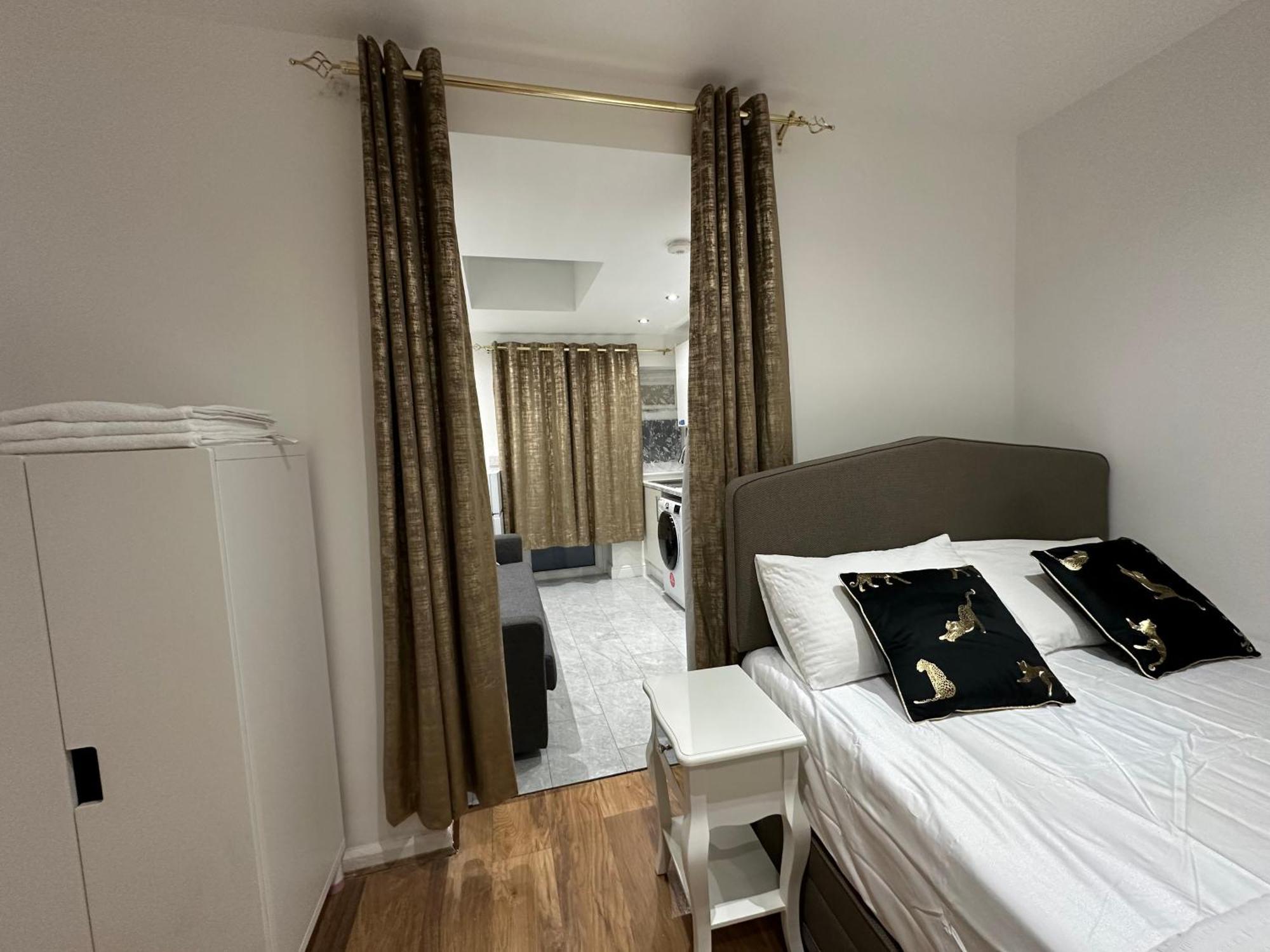 4Th Studio Flat With Private Own Bathroom A London Luxury Family Home Setup And Furnished With Double Bed Plus A Double Futon-Sofa Bed A Single Futon Bed A Baby Cot And Garden And Free Parking Exterior photo