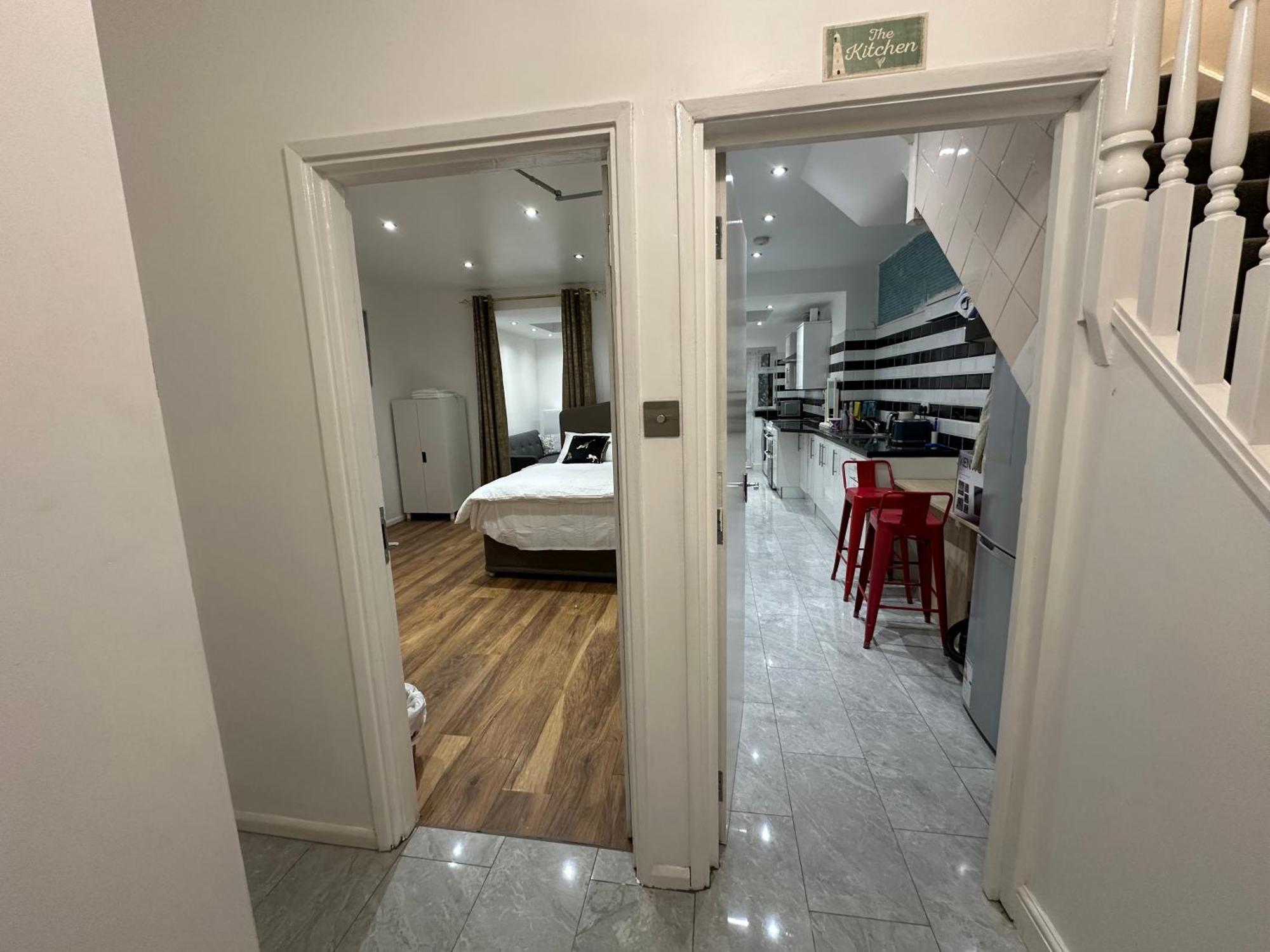 4Th Studio Flat With Private Own Bathroom A London Luxury Family Home Setup And Furnished With Double Bed Plus A Double Futon-Sofa Bed A Single Futon Bed A Baby Cot And Garden And Free Parking Exterior photo