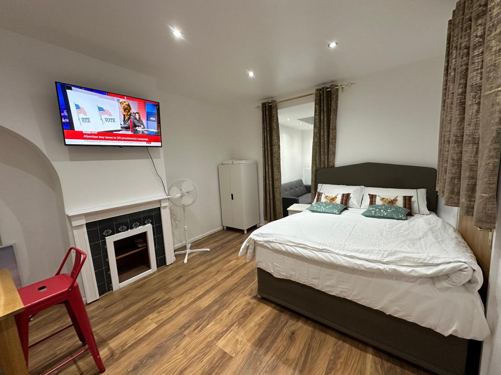 4Th Studio Flat With Private Own Bathroom A London Luxury Family Home Setup And Furnished With Double Bed Plus A Double Futon-Sofa Bed A Single Futon Bed A Baby Cot And Garden And Free Parking Exterior photo