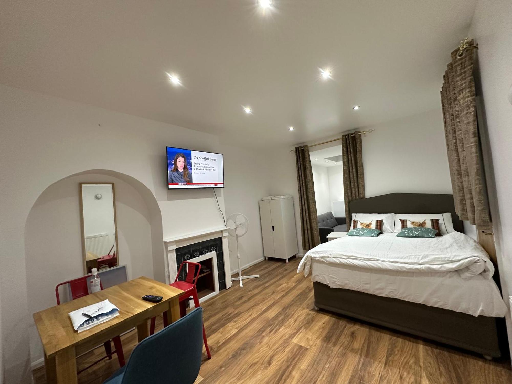 4Th Studio Flat With Private Own Bathroom A London Luxury Family Home Setup And Furnished With Double Bed Plus A Double Futon-Sofa Bed A Single Futon Bed A Baby Cot And Garden And Free Parking Exterior photo