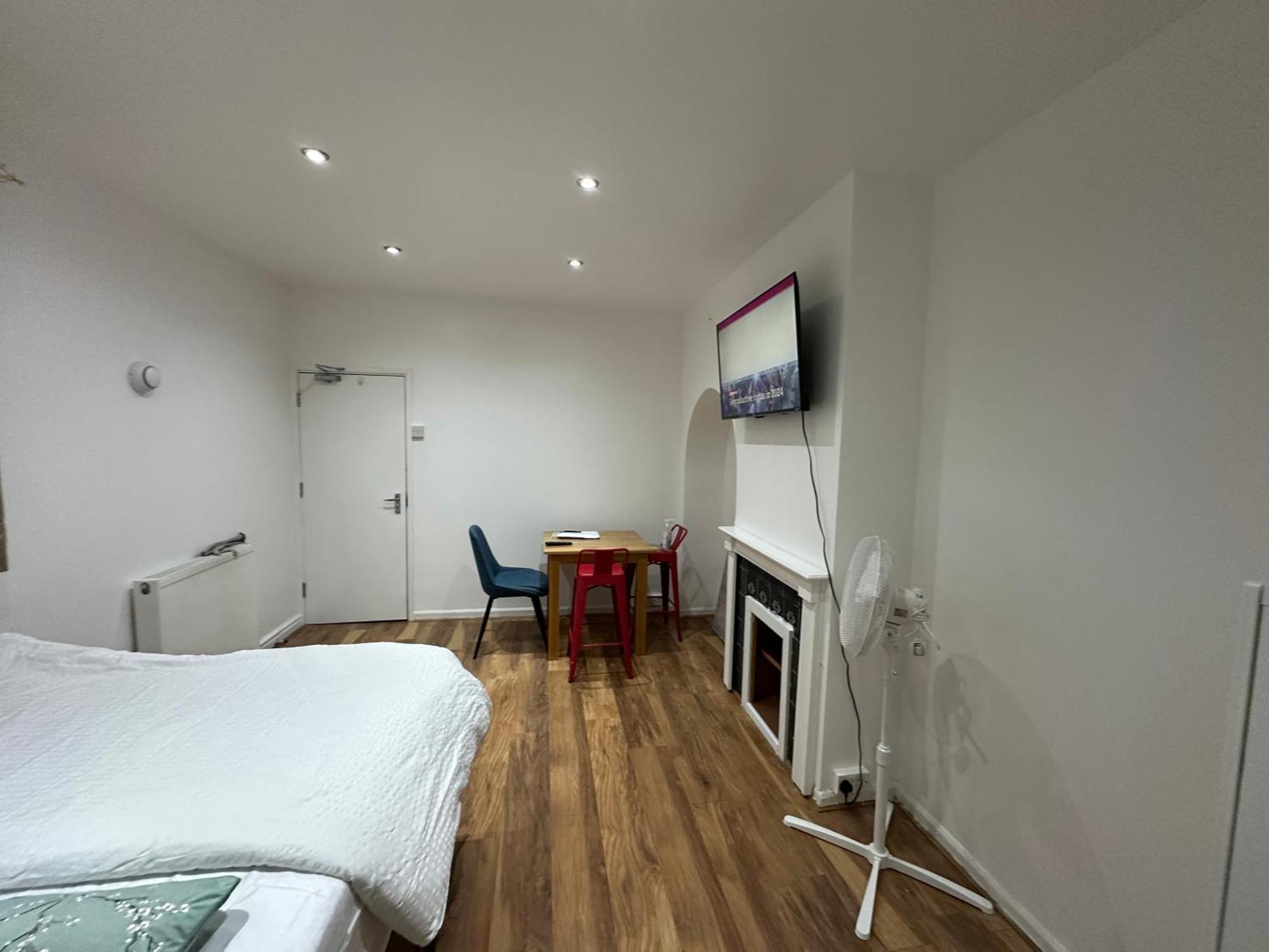 4Th Studio Flat With Private Own Bathroom A London Luxury Family Home Setup And Furnished With Double Bed Plus A Double Futon-Sofa Bed A Single Futon Bed A Baby Cot And Garden And Free Parking Exterior photo