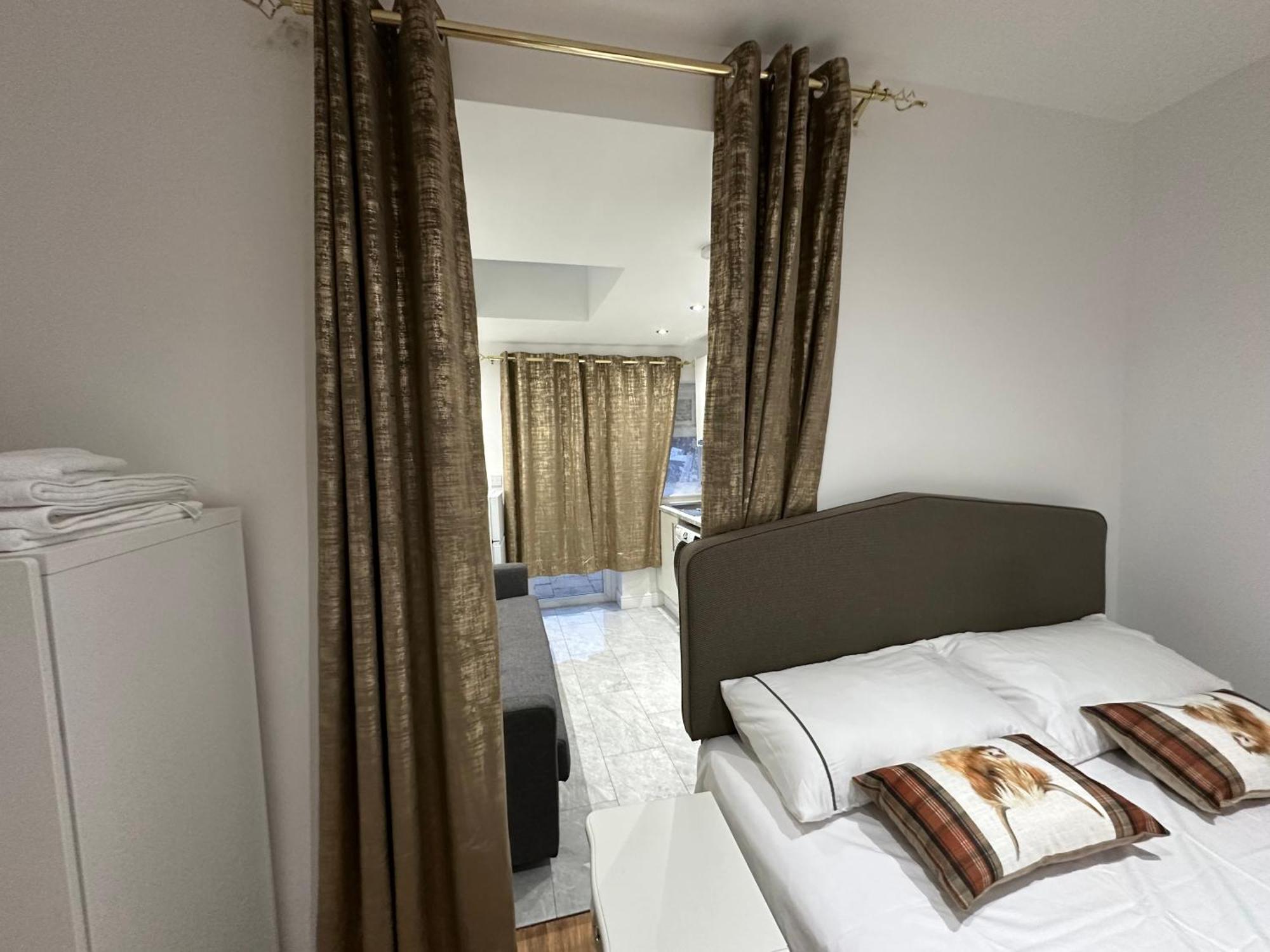 4Th Studio Flat With Private Own Bathroom A London Luxury Family Home Setup And Furnished With Double Bed Plus A Double Futon-Sofa Bed A Single Futon Bed A Baby Cot And Garden And Free Parking Exterior photo