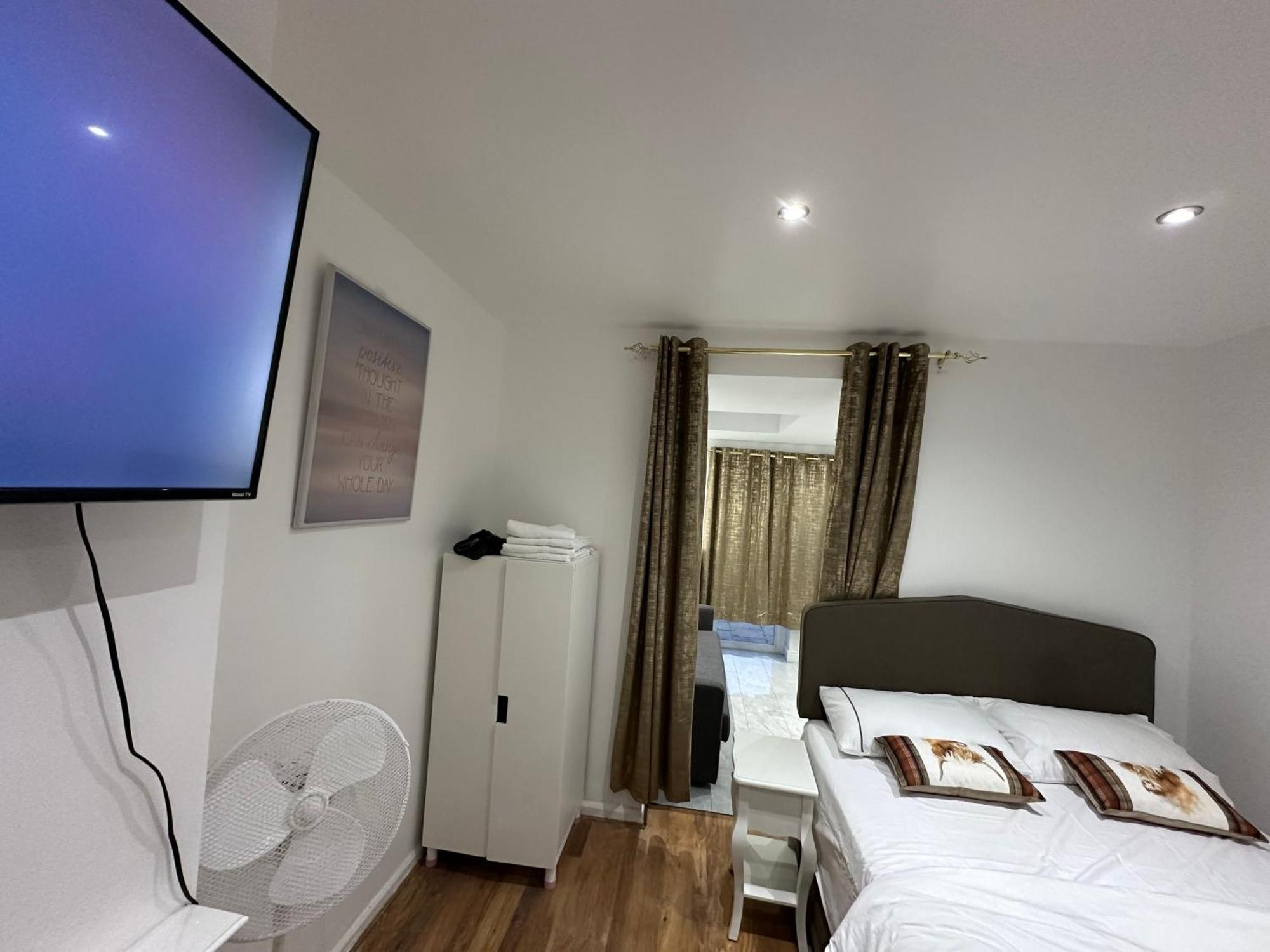 4Th Studio Flat With Private Own Bathroom A London Luxury Family Home Setup And Furnished With Double Bed Plus A Double Futon-Sofa Bed A Single Futon Bed A Baby Cot And Garden And Free Parking Exterior photo