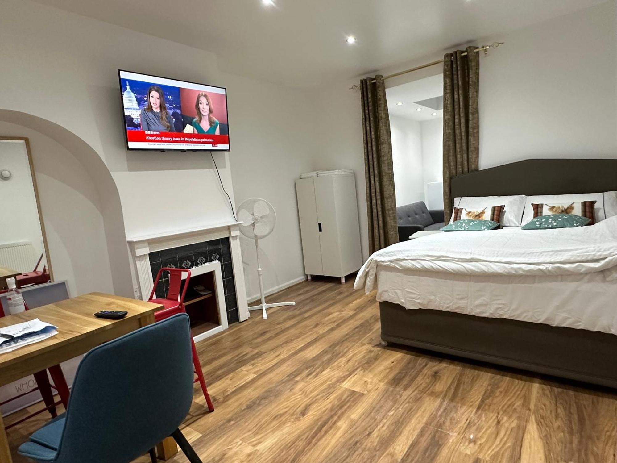 4Th Studio Flat With Private Own Bathroom A London Luxury Family Home Setup And Furnished With Double Bed Plus A Double Futon-Sofa Bed A Single Futon Bed A Baby Cot And Garden And Free Parking Exterior photo