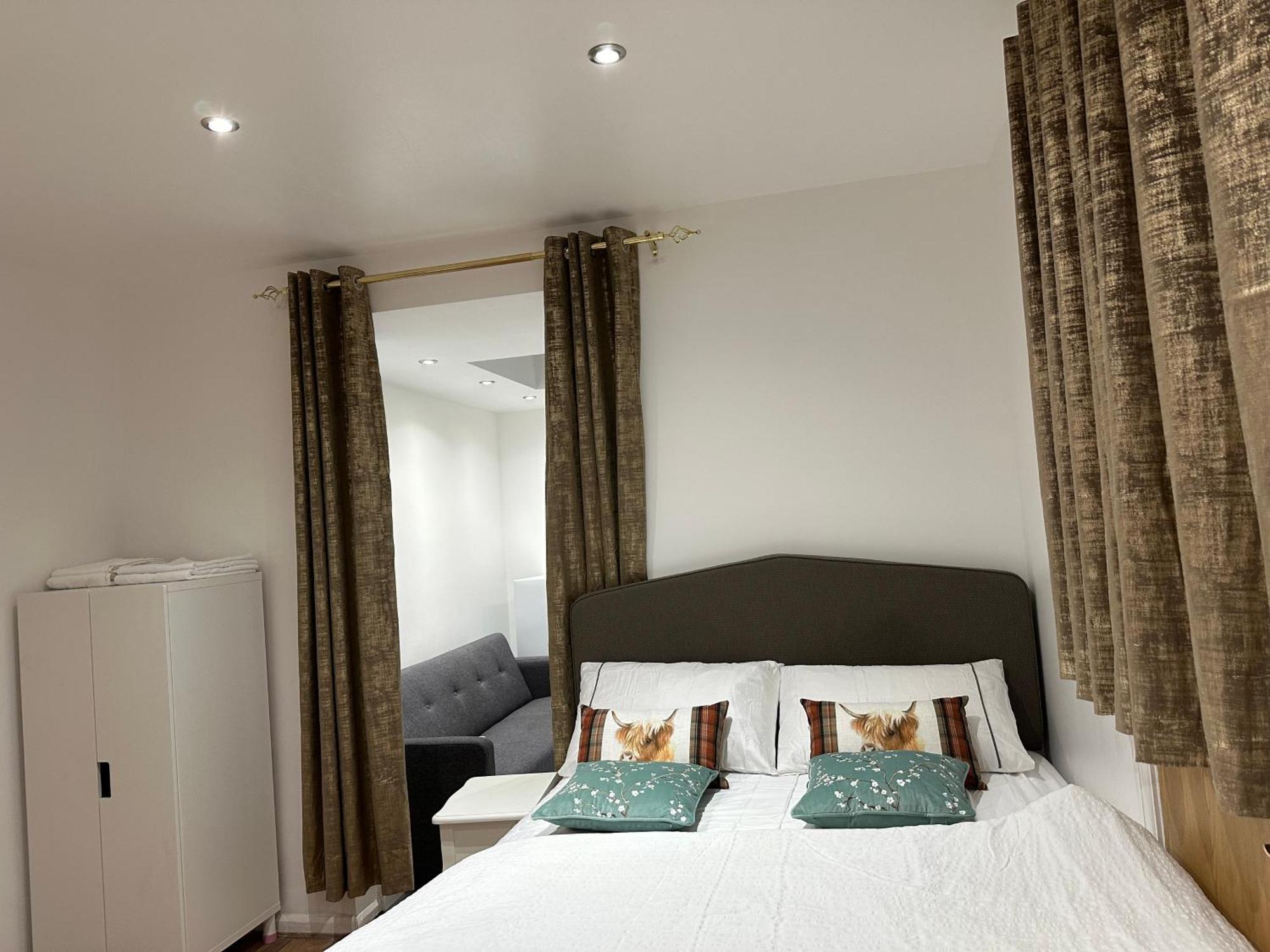 4Th Studio Flat With Private Own Bathroom A London Luxury Family Home Setup And Furnished With Double Bed Plus A Double Futon-Sofa Bed A Single Futon Bed A Baby Cot And Garden And Free Parking Exterior photo