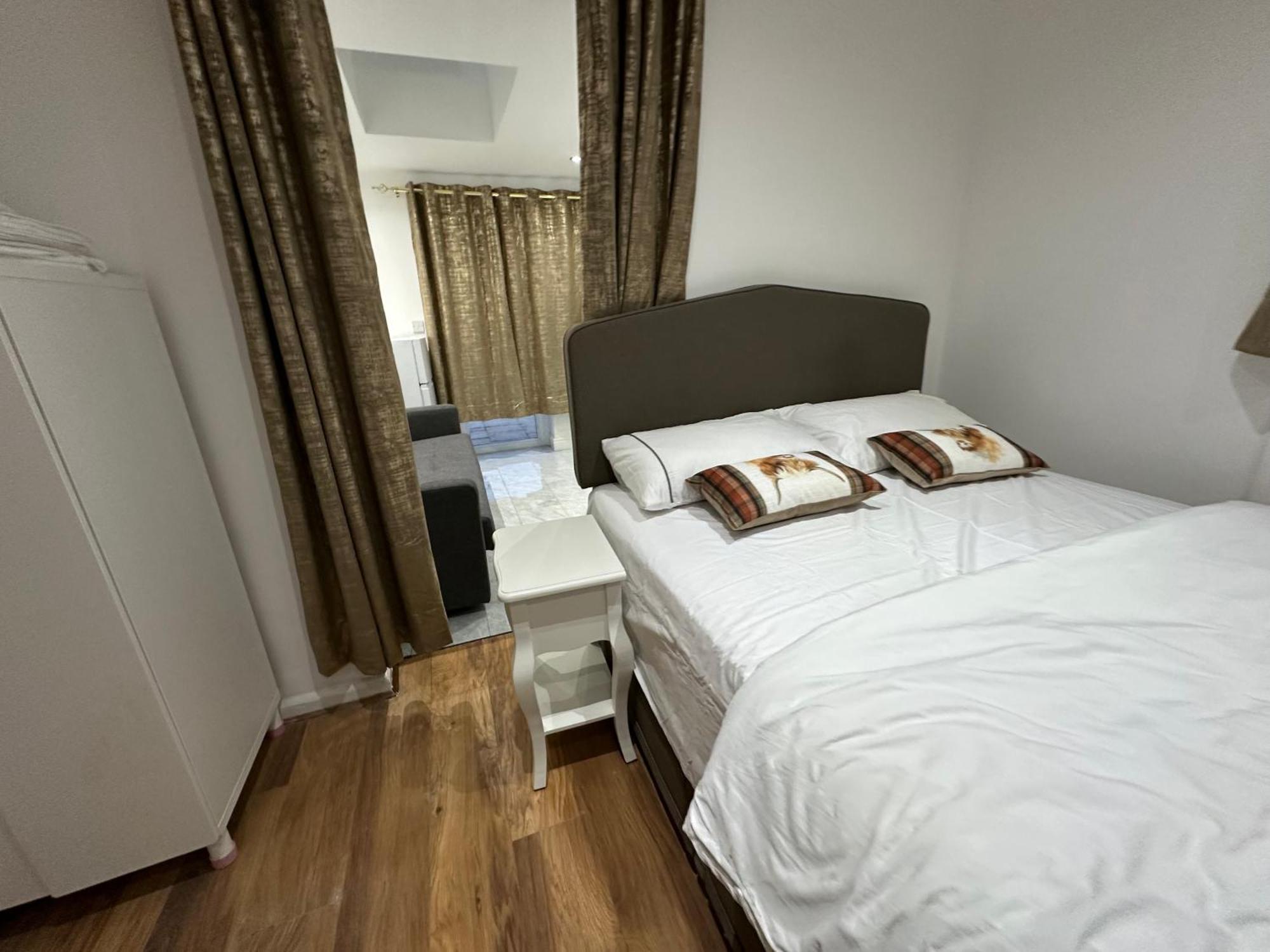 4Th Studio Flat With Private Own Bathroom A London Luxury Family Home Setup And Furnished With Double Bed Plus A Double Futon-Sofa Bed A Single Futon Bed A Baby Cot And Garden And Free Parking Exterior photo