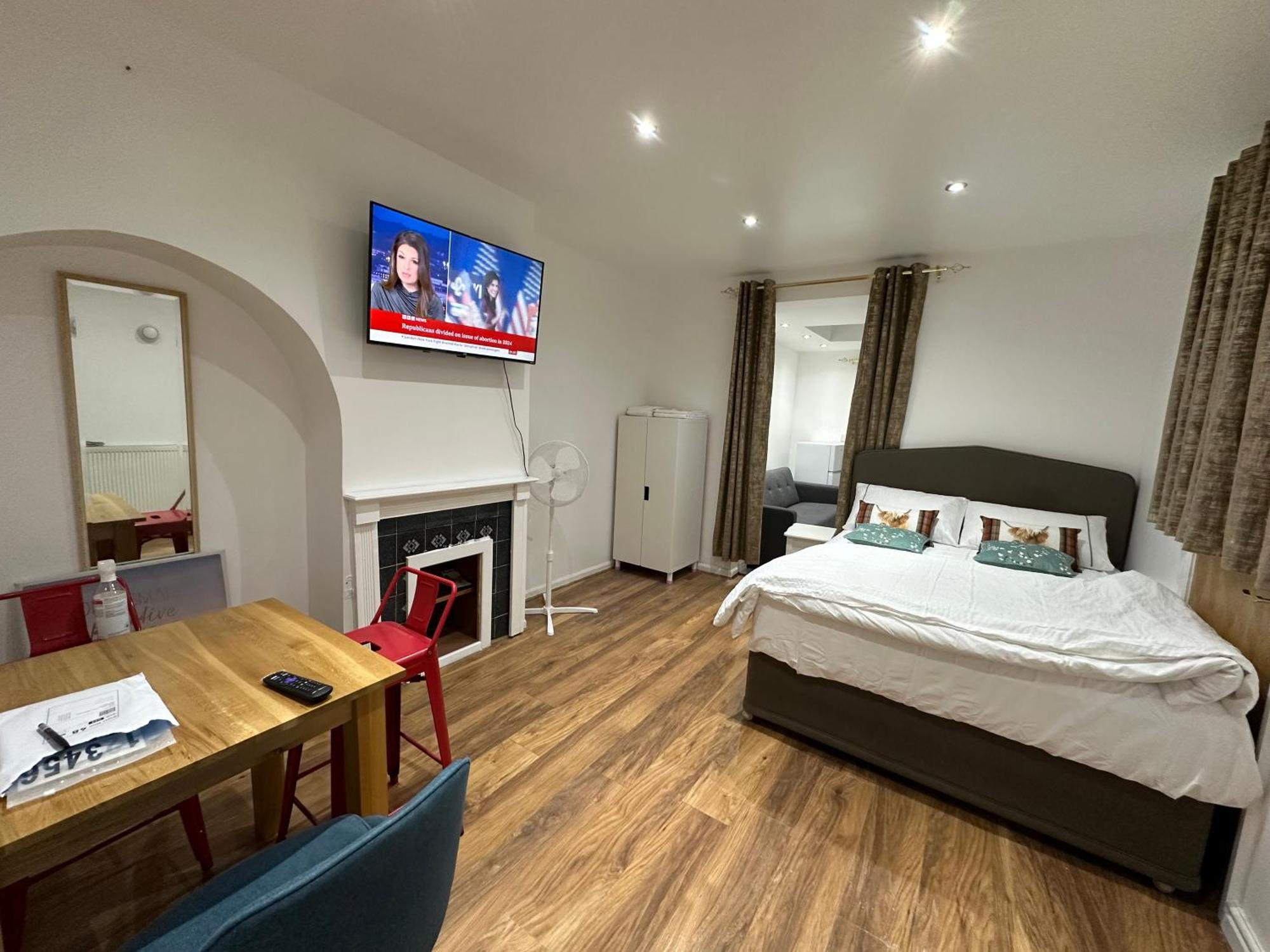 4Th Studio Flat With Private Own Bathroom A London Luxury Family Home Setup And Furnished With Double Bed Plus A Double Futon-Sofa Bed A Single Futon Bed A Baby Cot And Garden And Free Parking Exterior photo