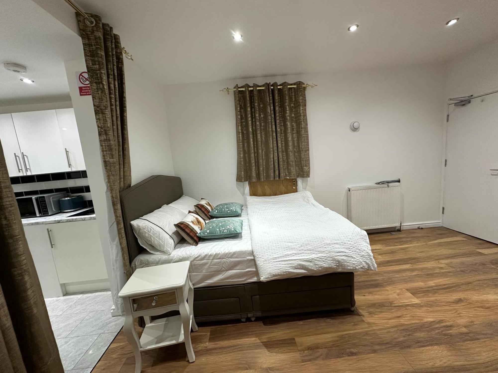 4Th Studio Flat With Private Own Bathroom A London Luxury Family Home Setup And Furnished With Double Bed Plus A Double Futon-Sofa Bed A Single Futon Bed A Baby Cot And Garden And Free Parking Exterior photo