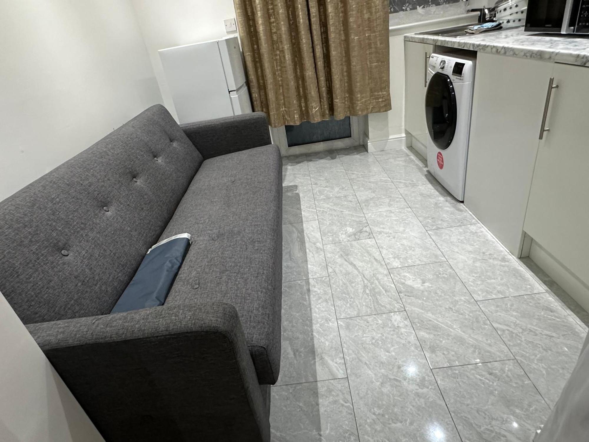 4Th Studio Flat With Private Own Bathroom A London Luxury Family Home Setup And Furnished With Double Bed Plus A Double Futon-Sofa Bed A Single Futon Bed A Baby Cot And Garden And Free Parking Exterior photo