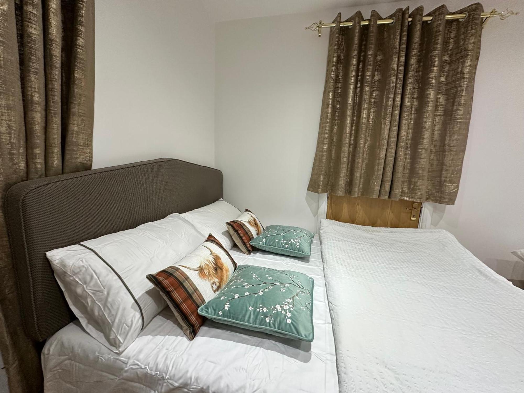 4Th Studio Flat With Private Own Bathroom A London Luxury Family Home Setup And Furnished With Double Bed Plus A Double Futon-Sofa Bed A Single Futon Bed A Baby Cot And Garden And Free Parking Exterior photo