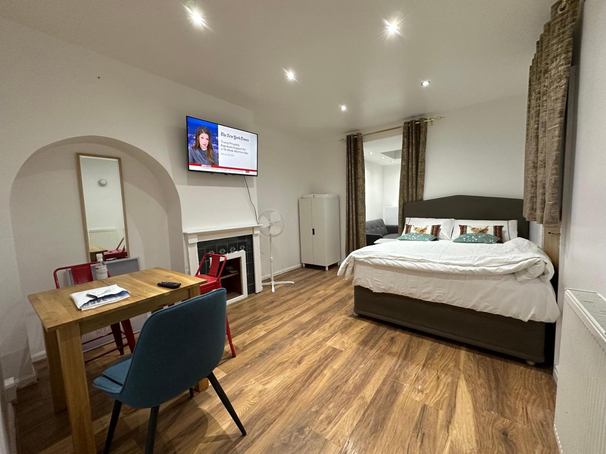 4Th Studio Flat With Private Own Bathroom A London Luxury Family Home Setup And Furnished With Double Bed Plus A Double Futon-Sofa Bed A Single Futon Bed A Baby Cot And Garden And Free Parking Exterior photo
