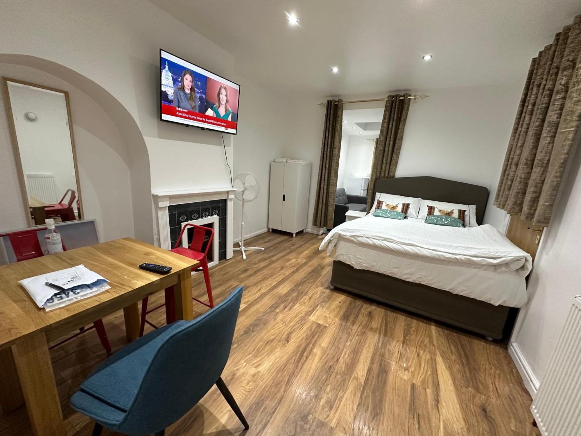 4Th Studio Flat With Private Own Bathroom A London Luxury Family Home Setup And Furnished With Double Bed Plus A Double Futon-Sofa Bed A Single Futon Bed A Baby Cot And Garden And Free Parking Exterior photo