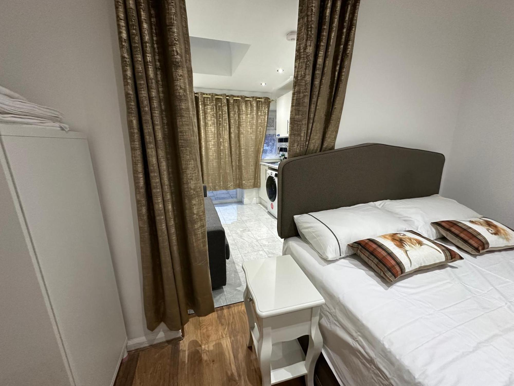 4Th Studio Flat With Private Own Bathroom A London Luxury Family Home Setup And Furnished With Double Bed Plus A Double Futon-Sofa Bed A Single Futon Bed A Baby Cot And Garden And Free Parking Exterior photo