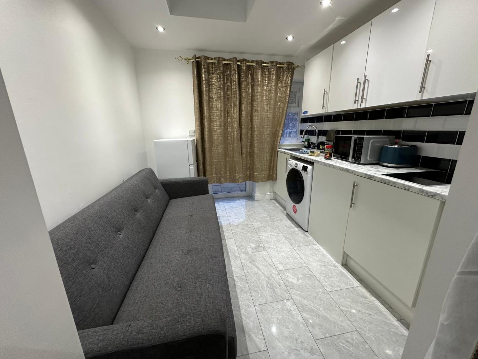 4Th Studio Flat With Private Own Bathroom A London Luxury Family Home Setup And Furnished With Double Bed Plus A Double Futon-Sofa Bed A Single Futon Bed A Baby Cot And Garden And Free Parking Exterior photo
