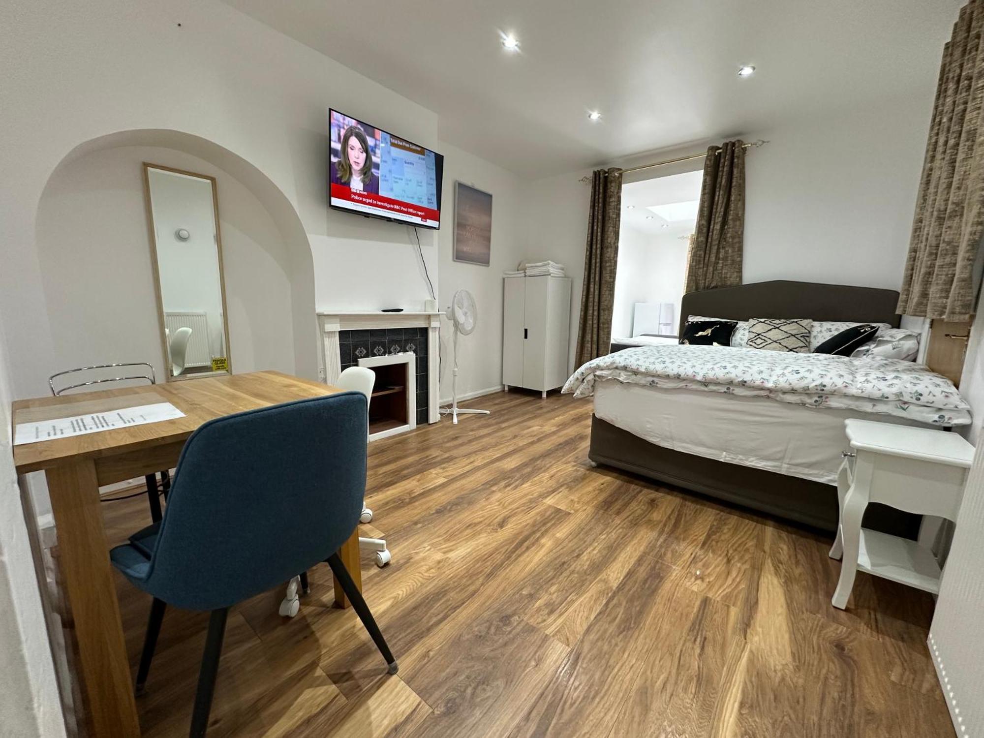 4Th Studio Flat With Private Own Bathroom A London Luxury Family Home Setup And Furnished With Double Bed Plus A Double Futon-Sofa Bed A Single Futon Bed A Baby Cot And Garden And Free Parking Exterior photo