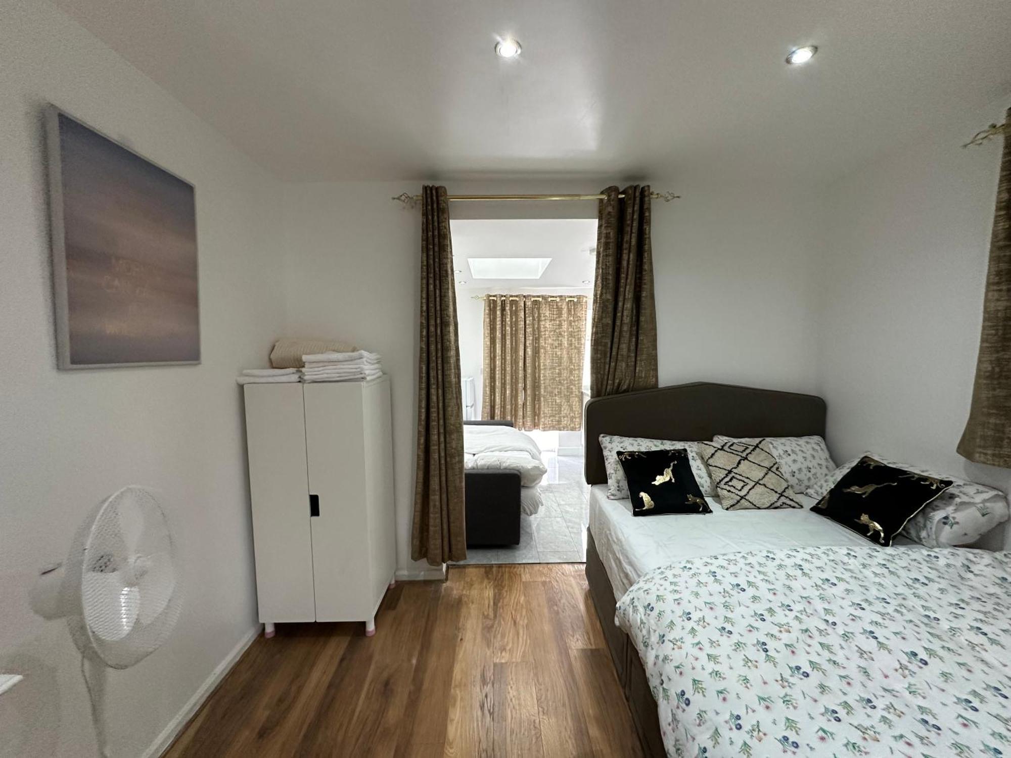 4Th Studio Flat With Private Own Bathroom A London Luxury Family Home Setup And Furnished With Double Bed Plus A Double Futon-Sofa Bed A Single Futon Bed A Baby Cot And Garden And Free Parking Exterior photo