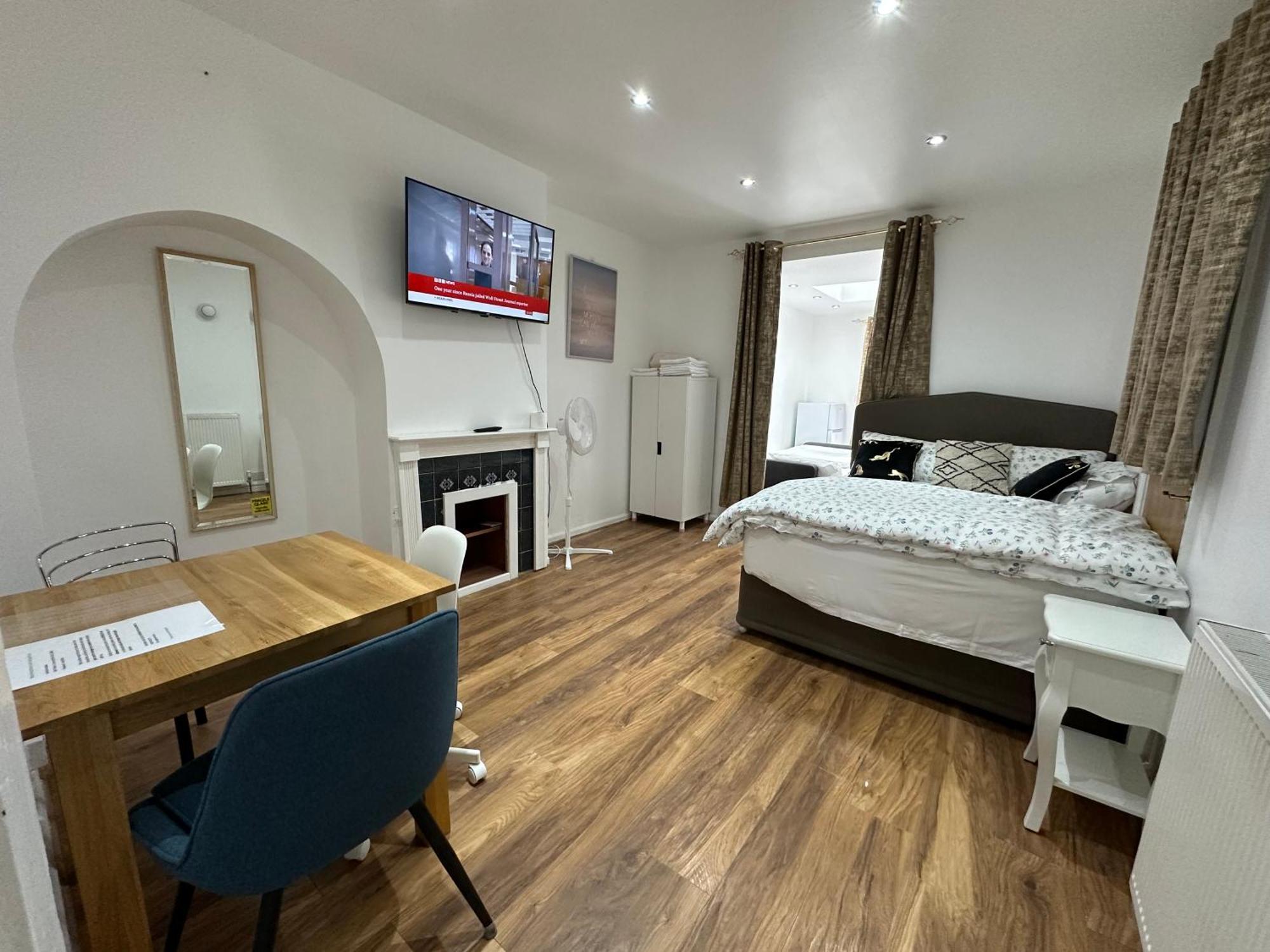 4Th Studio Flat With Private Own Bathroom A London Luxury Family Home Setup And Furnished With Double Bed Plus A Double Futon-Sofa Bed A Single Futon Bed A Baby Cot And Garden And Free Parking Exterior photo