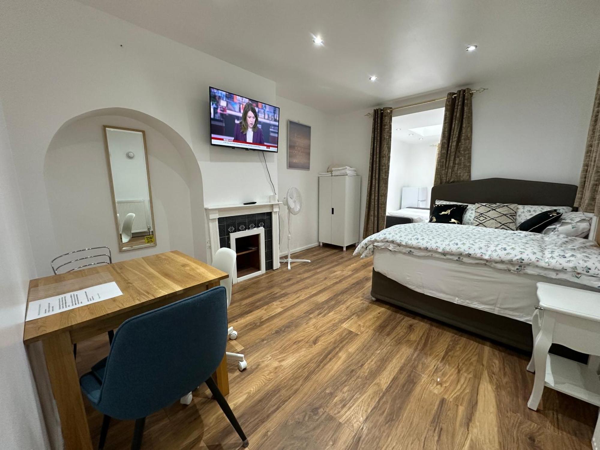4Th Studio Flat With Private Own Bathroom A London Luxury Family Home Setup And Furnished With Double Bed Plus A Double Futon-Sofa Bed A Single Futon Bed A Baby Cot And Garden And Free Parking Exterior photo