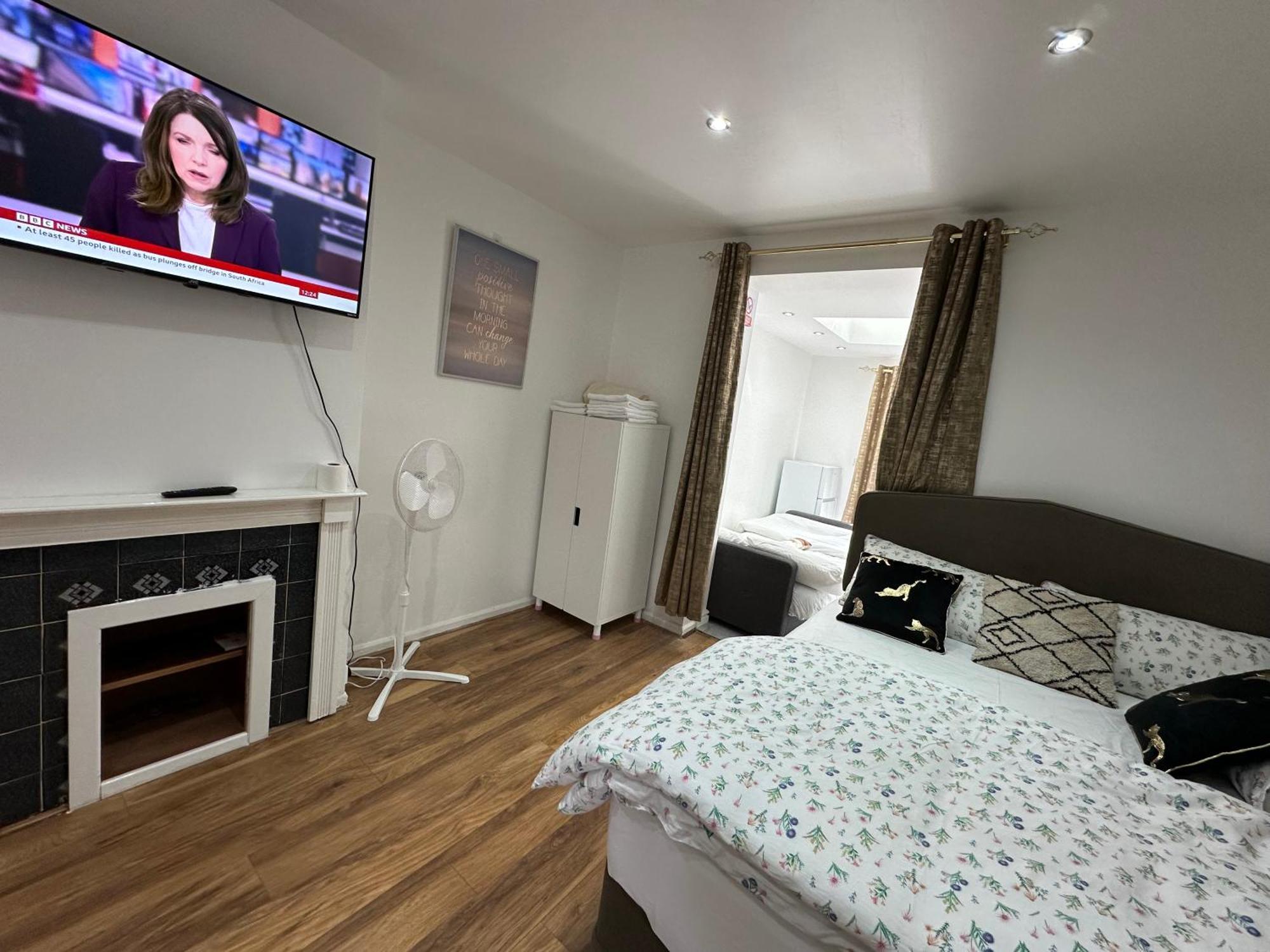 4Th Studio Flat With Private Own Bathroom A London Luxury Family Home Setup And Furnished With Double Bed Plus A Double Futon-Sofa Bed A Single Futon Bed A Baby Cot And Garden And Free Parking Exterior photo