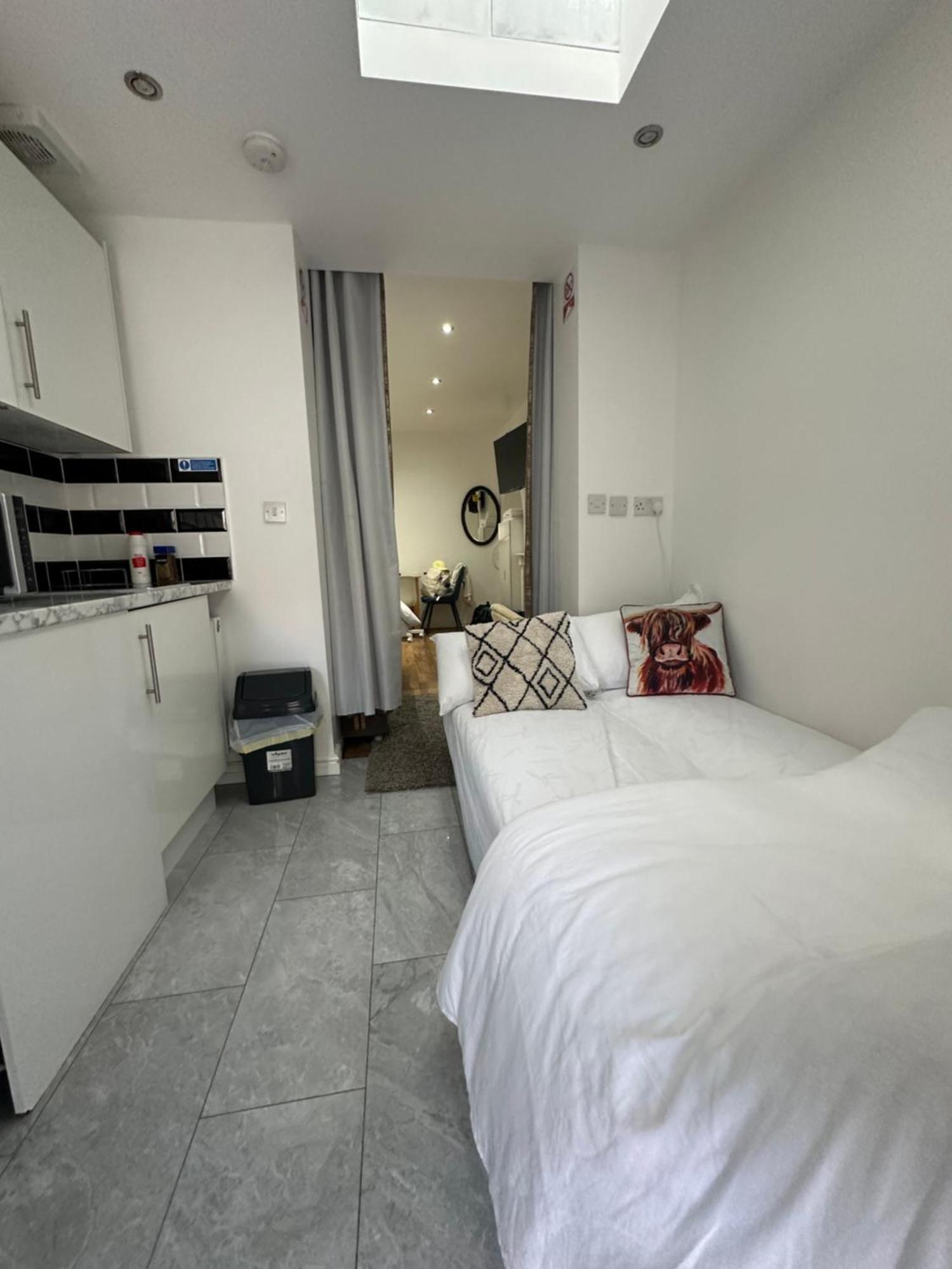 4Th Studio Flat With Private Own Bathroom A London Luxury Family Home Setup And Furnished With Double Bed Plus A Double Futon-Sofa Bed A Single Futon Bed A Baby Cot And Garden And Free Parking Exterior photo