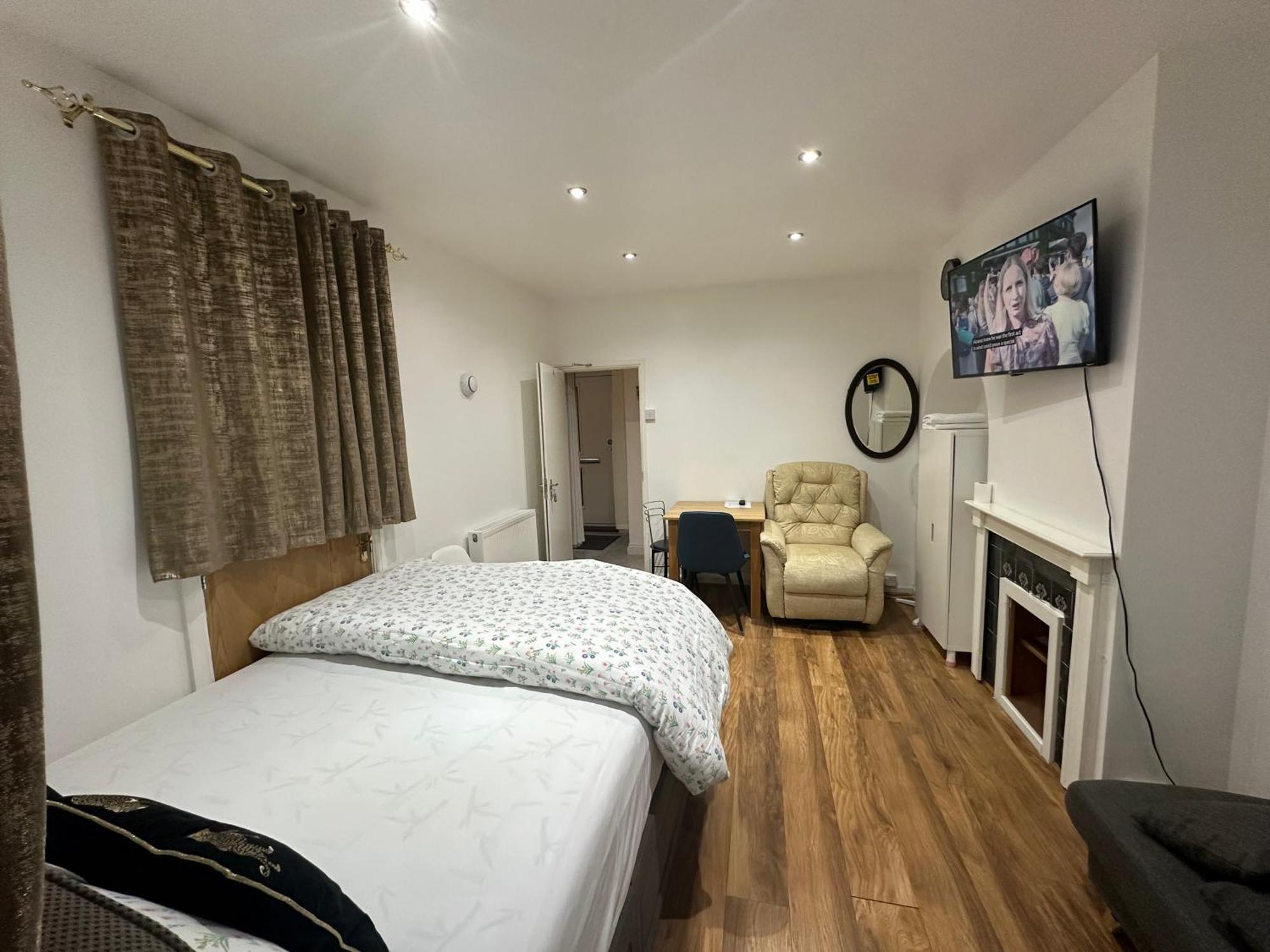4Th Studio Flat With Private Own Bathroom A London Luxury Family Home Setup And Furnished With Double Bed Plus A Double Futon-Sofa Bed A Single Futon Bed A Baby Cot And Garden And Free Parking Exterior photo