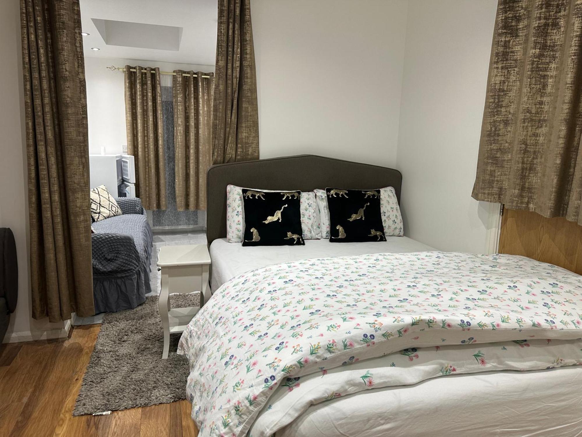 4Th Studio Flat With Private Own Bathroom A London Luxury Family Home Setup And Furnished With Double Bed Plus A Double Futon-Sofa Bed A Single Futon Bed A Baby Cot And Garden And Free Parking Exterior photo