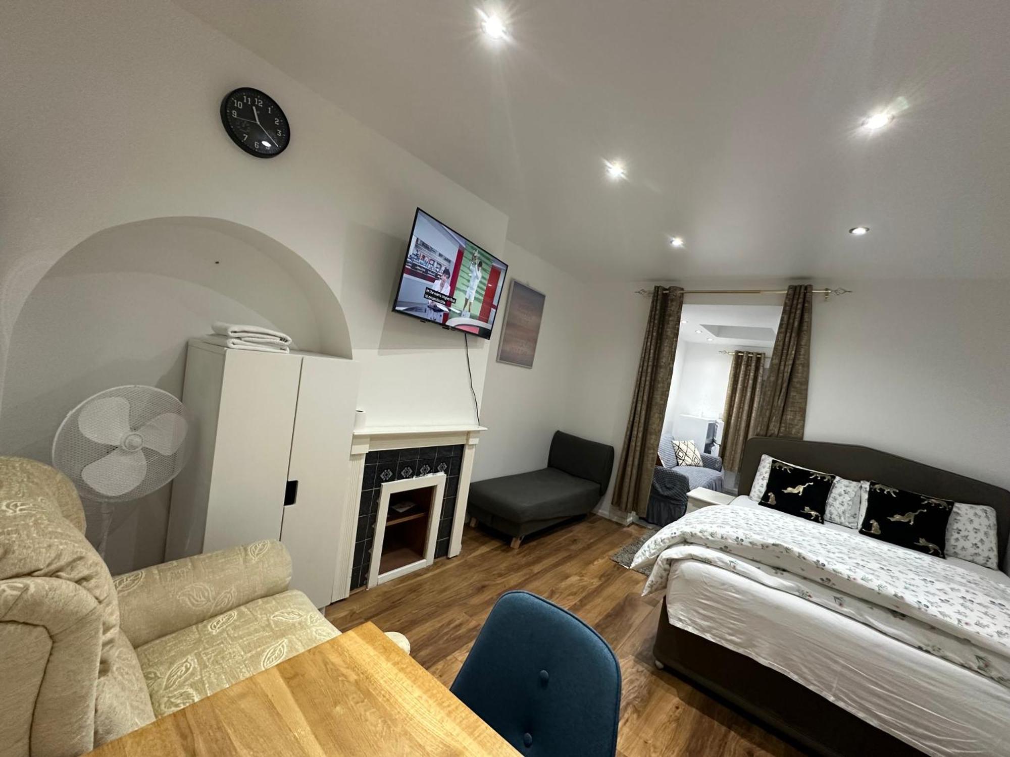 4Th Studio Flat With Private Own Bathroom A London Luxury Family Home Setup And Furnished With Double Bed Plus A Double Futon-Sofa Bed A Single Futon Bed A Baby Cot And Garden And Free Parking Exterior photo