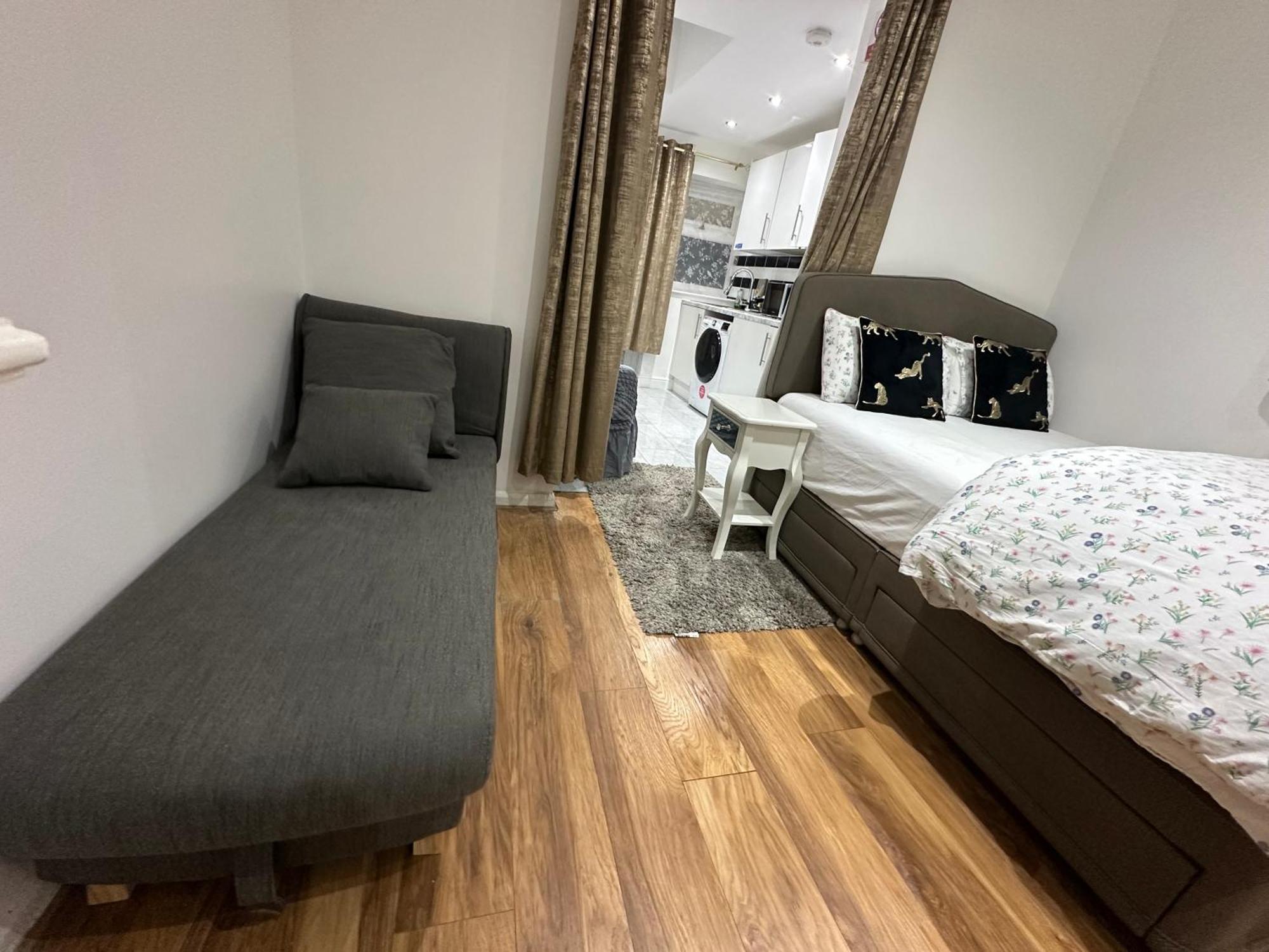 4Th Studio Flat With Private Own Bathroom A London Luxury Family Home Setup And Furnished With Double Bed Plus A Double Futon-Sofa Bed A Single Futon Bed A Baby Cot And Garden And Free Parking Exterior photo