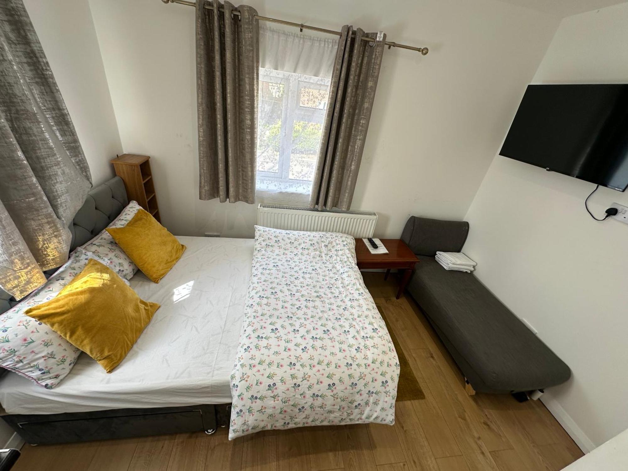4Th Studio Flat With Private Own Bathroom A London Luxury Family Home Setup And Furnished With Double Bed Plus A Double Futon-Sofa Bed A Single Futon Bed A Baby Cot And Garden And Free Parking Exterior photo